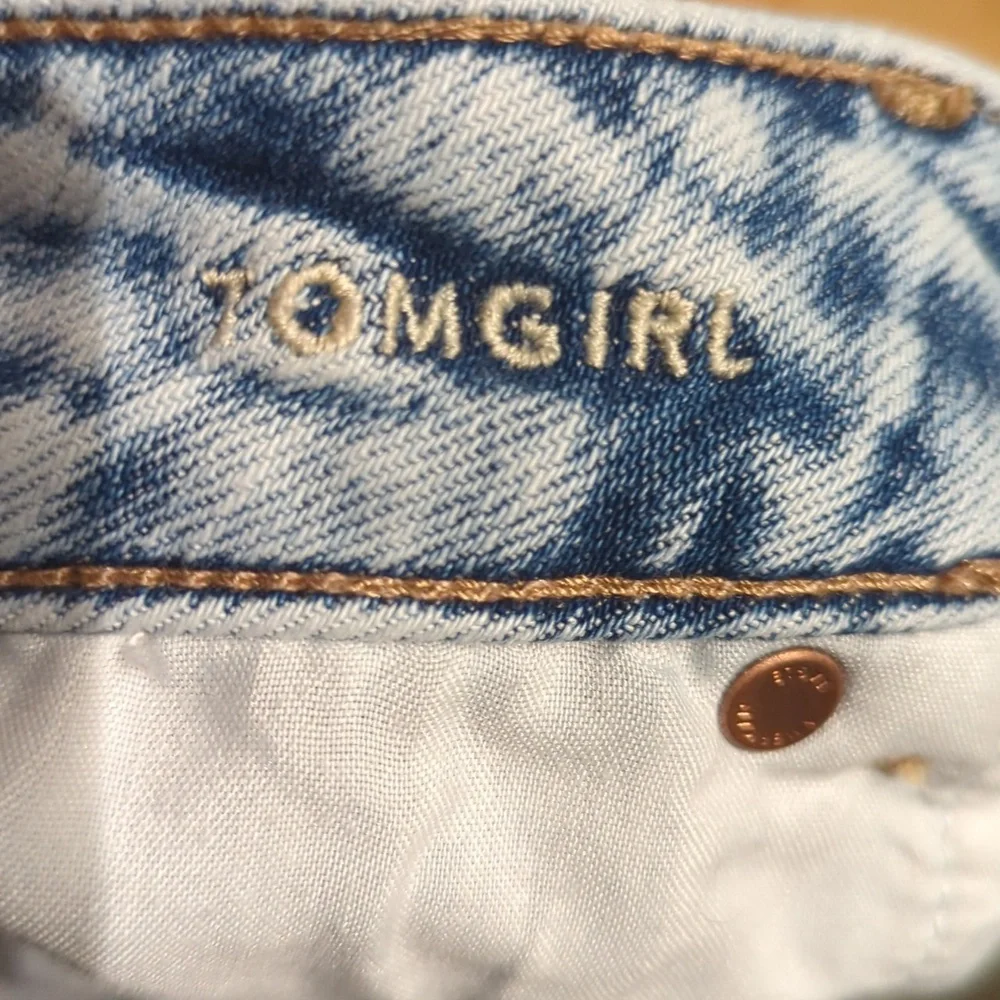 American Eagle Tomgirl Light Wash Women's Size 8 Shorts Trashed Ripped